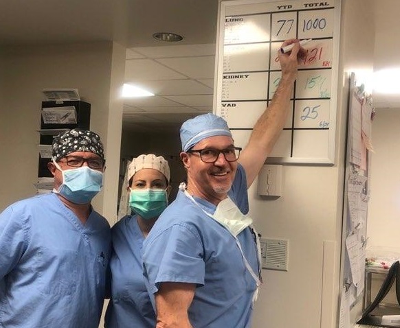 surgeons writing 1,000 on whiteboard