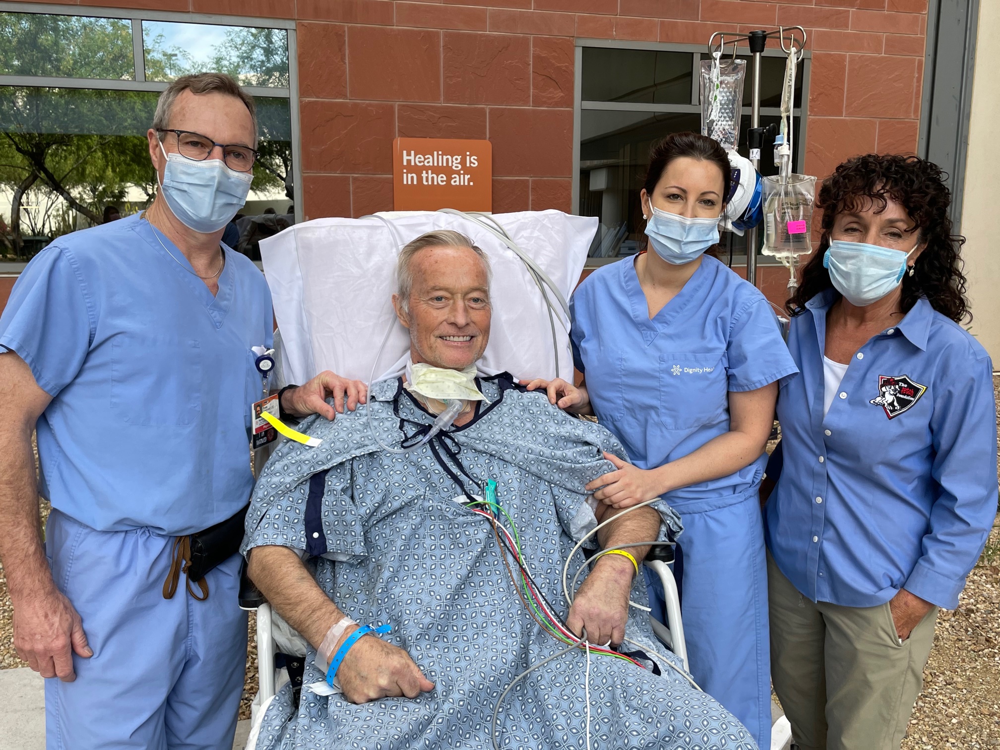 Surgeons with lung transplant patient Mark Peck and wife